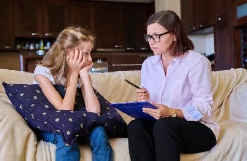 individual therapy session for child girl with psychologist